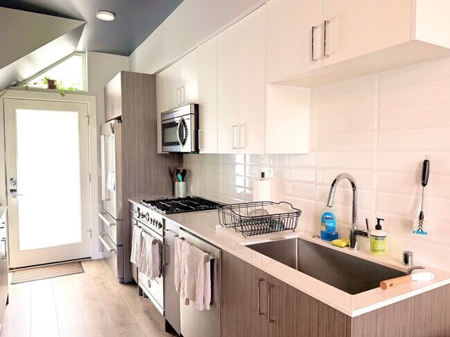 Foto del edificio - Modern & Spacious 3-Story Home in Seattle