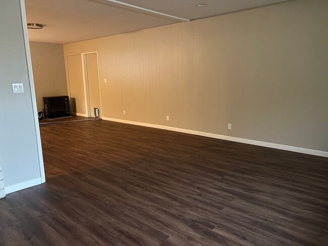 Building Photo - Conveniently located just moments from dow...