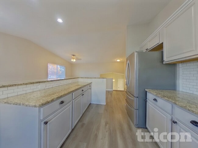 Building Photo - 7623 Safari Cir