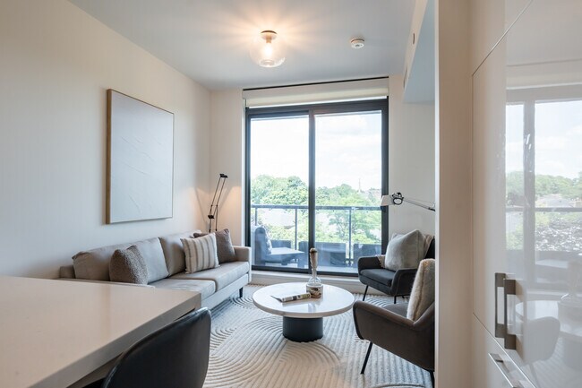 Photo du bâtiment - 2118 Bloor St W