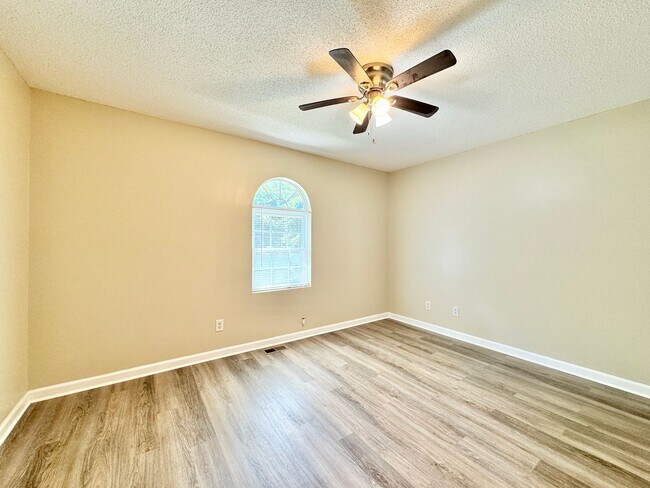 Building Photo - Fairview Homes area 2 BR duplex, Convenien...