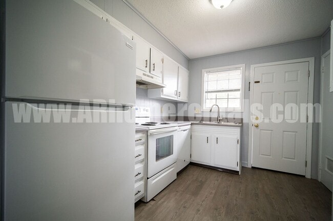 Building Photo - 8209 Woodview Dr E
