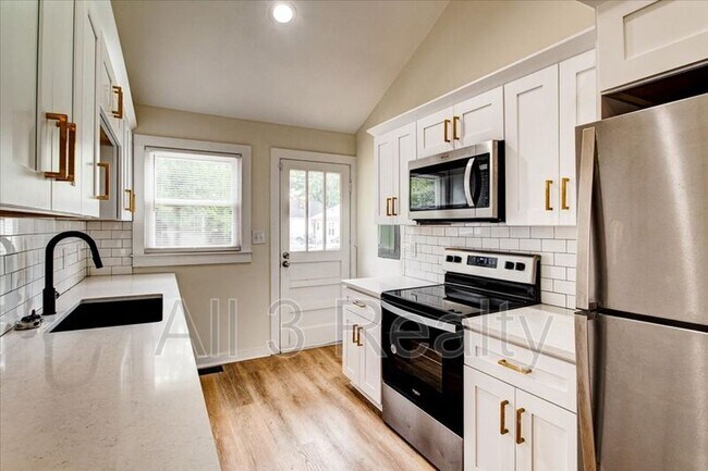 Building Photo - 210 Bryan St