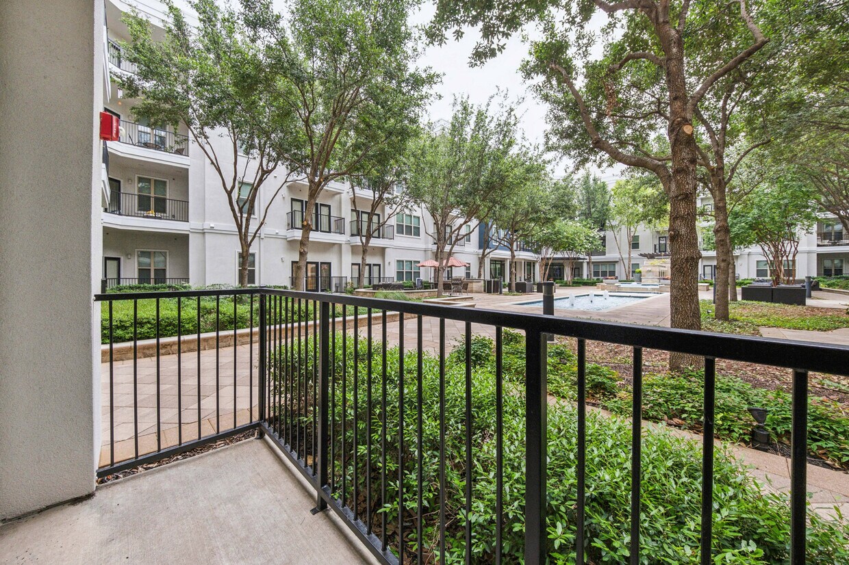 Amplio balcón en Addison Keller Springs Apartments en Addison, TX - Addison Keller Springs