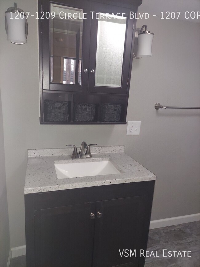 Building Photo - Beautifully renovated 4 bed 2 bath Townhom...