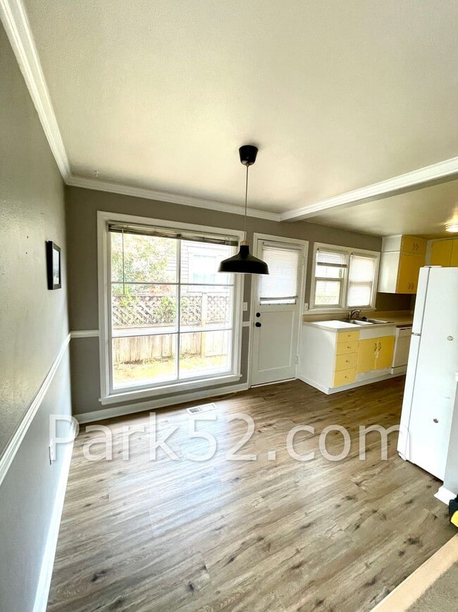 Building Photo - 3 Bedroom Rambler in North Tacoma With A/C!