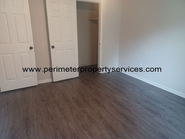 Building Photo - Summer Move-in special!! First month of re...