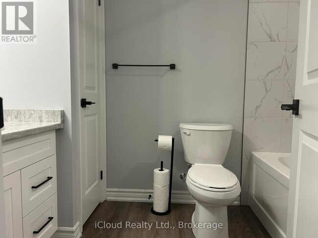 Photo du bâtiment - 122 Clare Ave