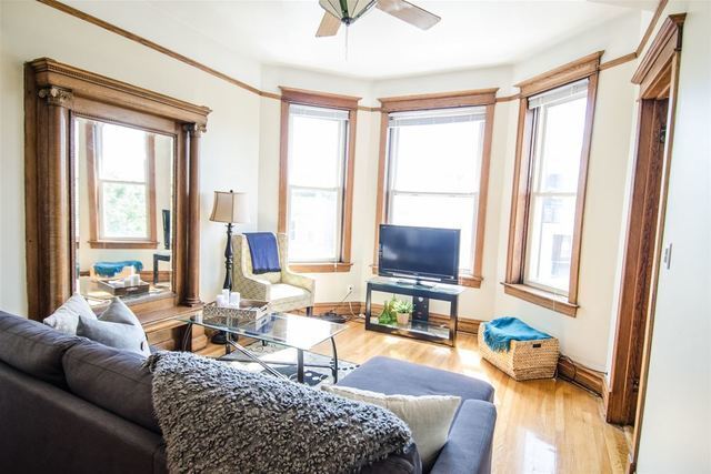 Primary Photo - 1047 N Damen Ave