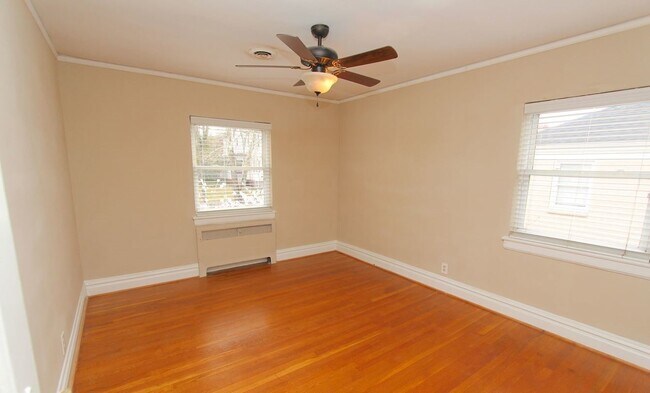 Foto del edificio - 1104 W Friendly Ave