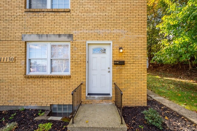 Building Photo - AVAILABLE FOR AUGUST 7TH!! Don't miss this FANTASTIC 1-bedroom in Penn Hills!