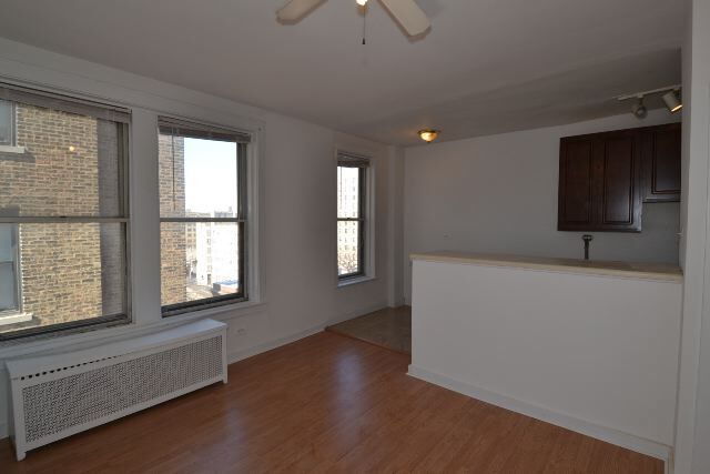 Building Photo - 941 W Carmen Ave