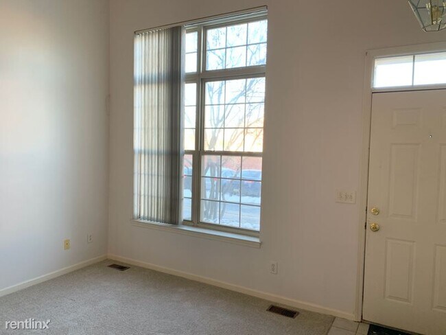 Building Photo - 2 br, 1.5 bath Condo - 29419 Glen Oaks Blvd E
