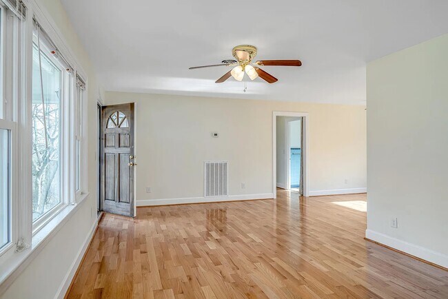 Foto del edificio - 3245 Kings Ln