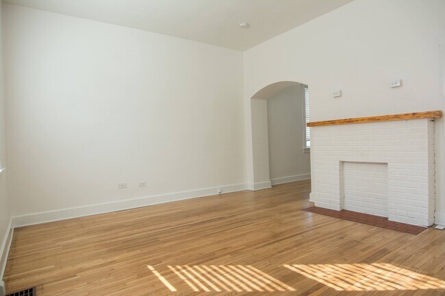 Building Photo - 145 E 7th St