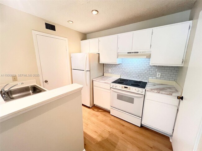 Foto del edificio - 4581 W McNab Rd