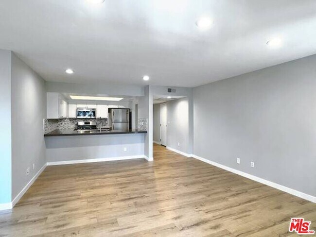 Foto del edificio - 1242 McClellan Dr