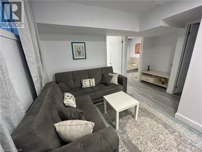 Photo du bâtiment - 206A SPRINGFIELD Crescent Unit# Lower