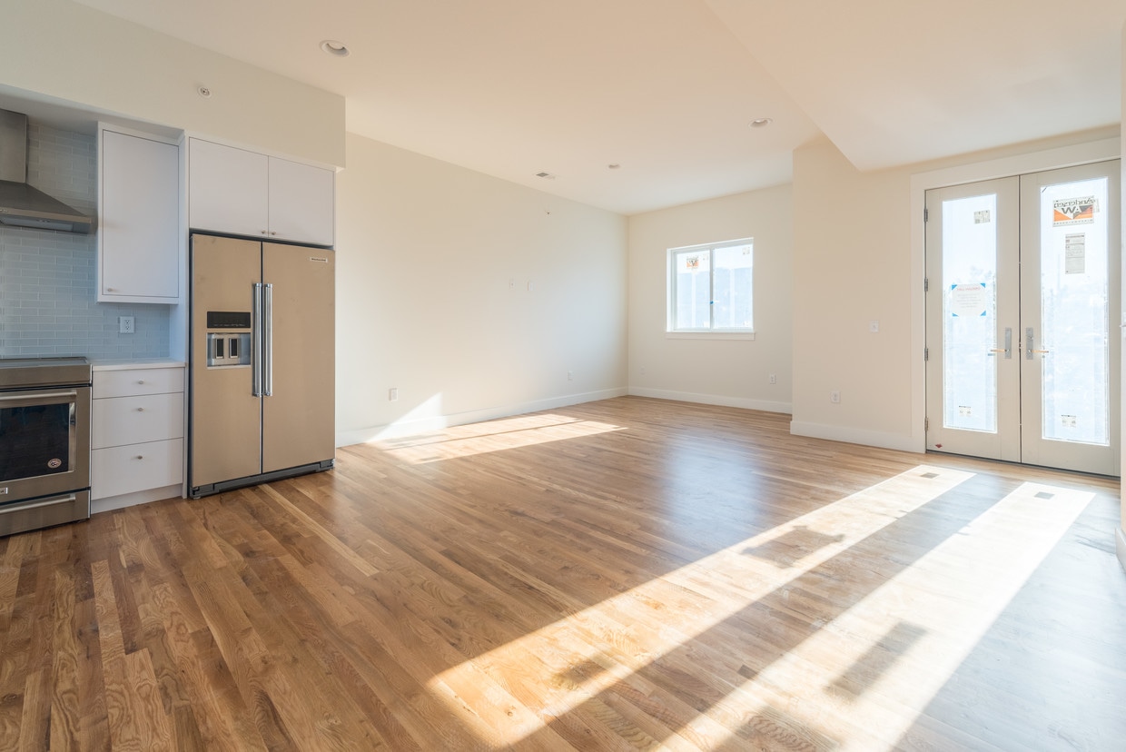Open floor plan, bright south facing windows - 2530 28th St (Boulder, CO)