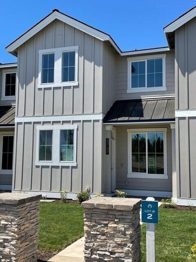 Building Photo - 3007 NE Red Jasper Pl