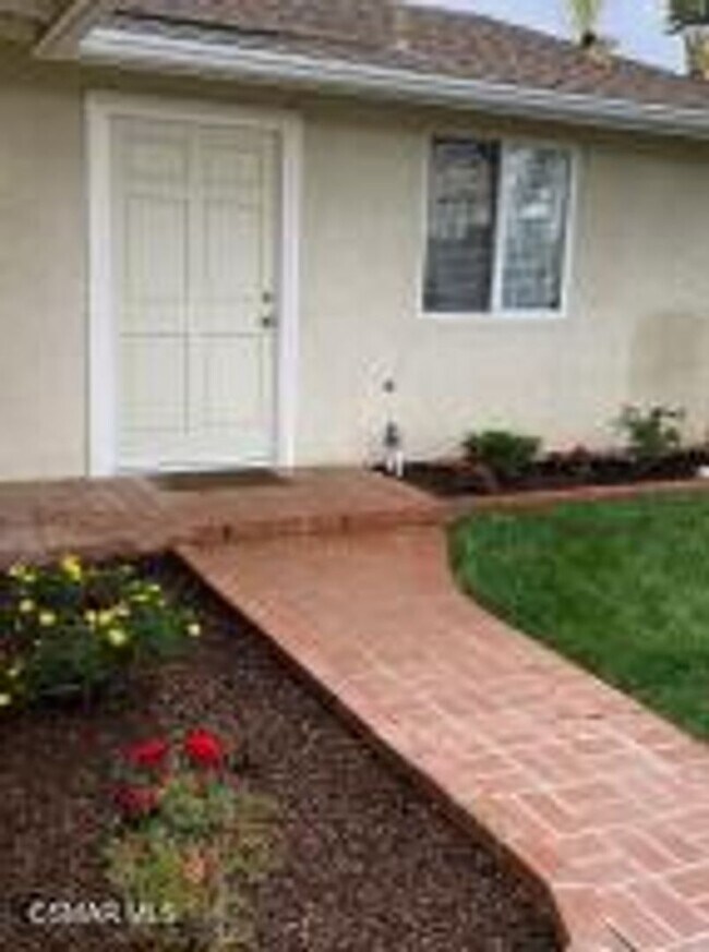 Building Photo - Welcome home! This spacious residence offers five bedrooms, three baths, and over 1,900 square feet