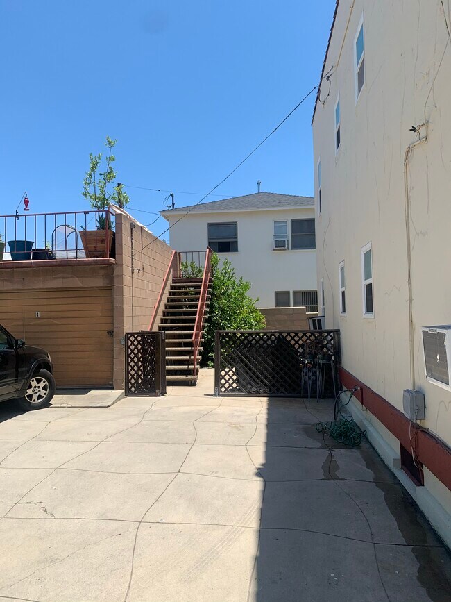 Escalera al área común encima de los garajes. - 619 E Chevy Chase Dr