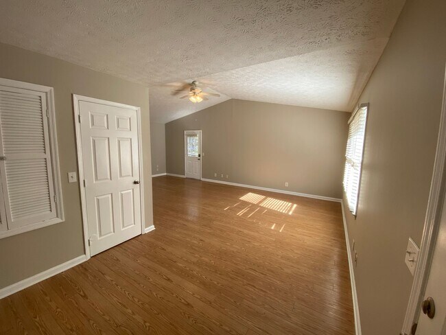 Building Photo - PRE-LEASE FOR AUGUST 1st! Cozy 3 bedroom 2...