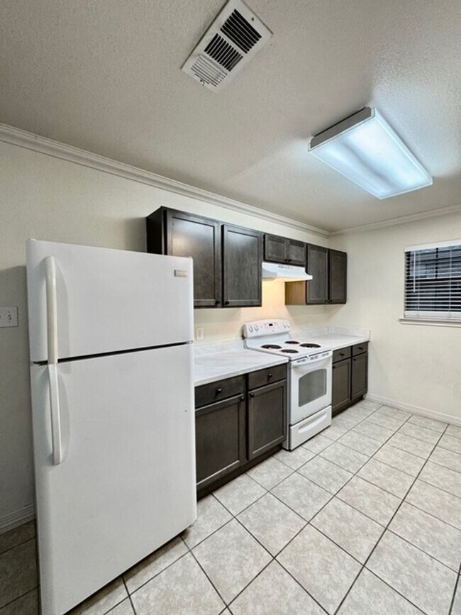 Foto del edificio - Lovely 3 bedroom 2 bathroom 2 car garage h...