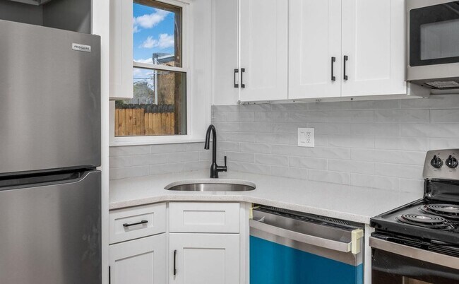 Building Photo - Port Richmond 3bd/2.5bth w/ Patio and Den (HCV Approved)