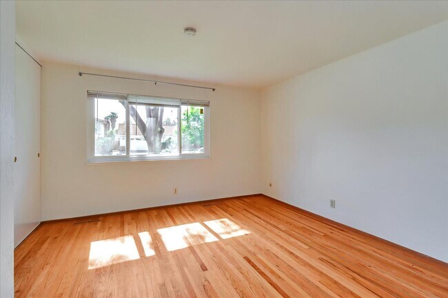 Building Photo - 1281 Glen Haven Dr