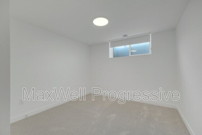 Building Photo - 13516-13115 115 Ave NW