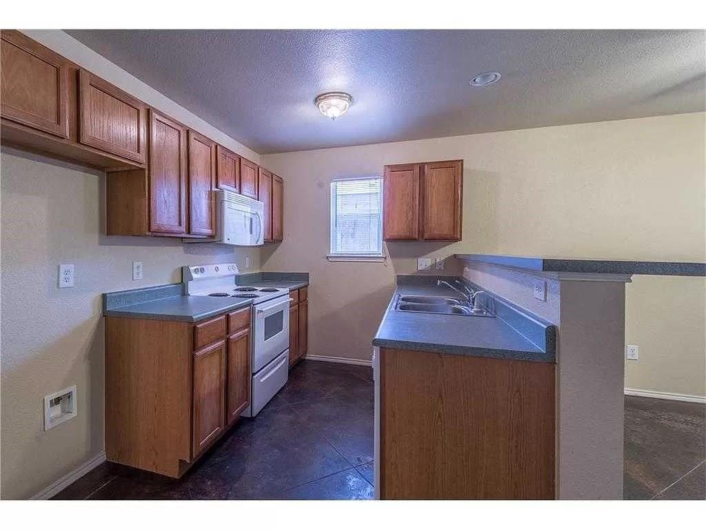 Building Photo - 1237 Village Garden Dr