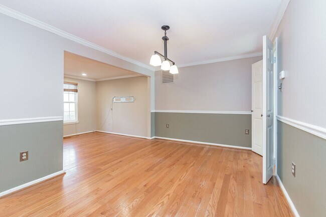 Foto del edificio - Well maintained 3-level 3Bd/2 full & 2 half bath TH in the sought-after Burke Centre!