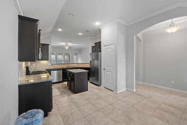 Building Photo - 636 Maple Point Dr E