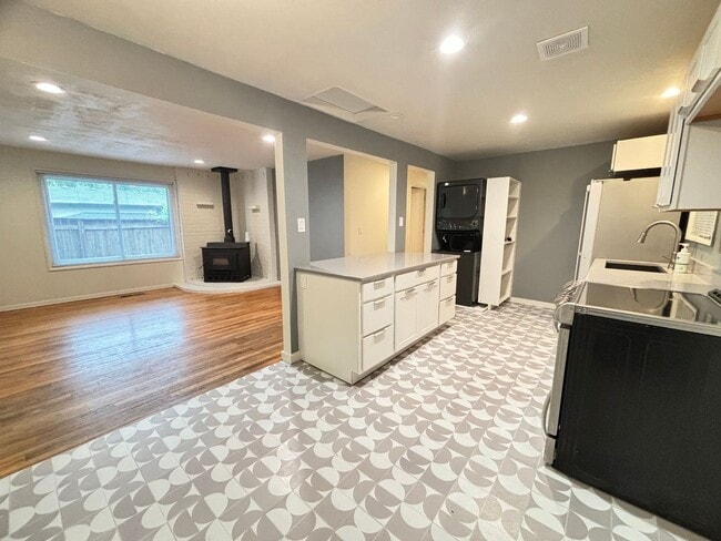 Building Photo - Updated 3 Bedroom on a dead end street in ...