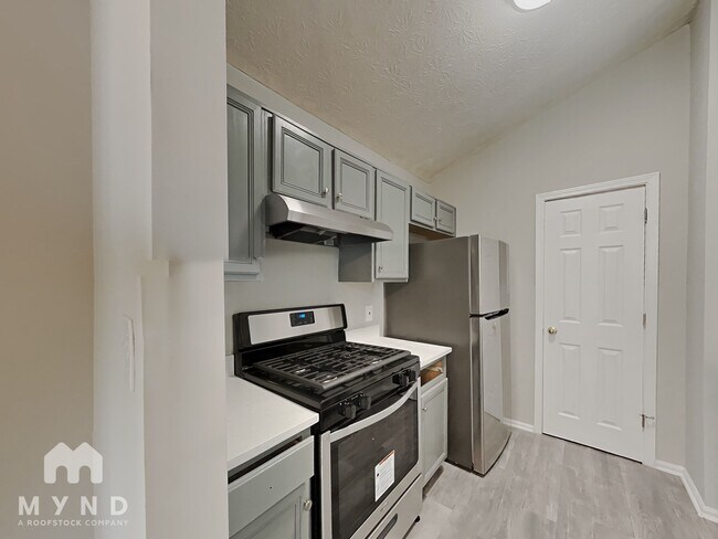 Building Photo - 3708 Oakwood Manor