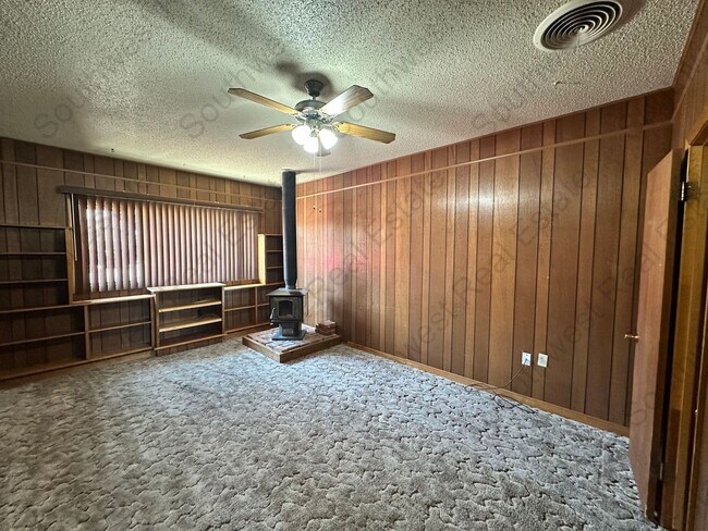 Building Photo - Spacious 3-bedroom 2-bathroom home
