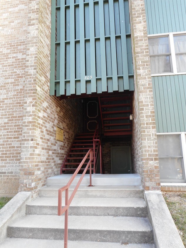 Primary Photo - 303 Commerce St