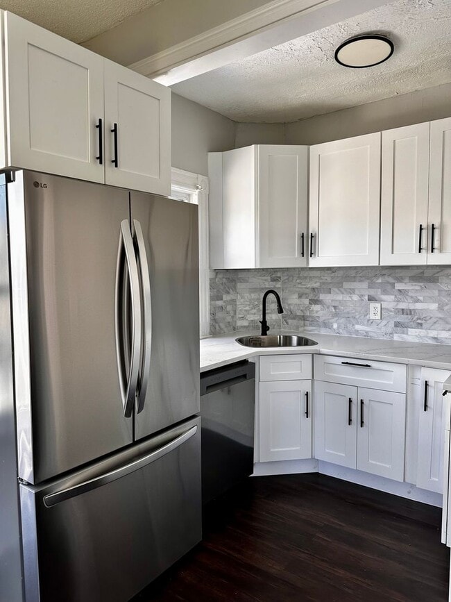 Spacious 3 bed/1 bath off of Broadway! - Spacious 3 bed/1 bath off of Broadway! Apartment