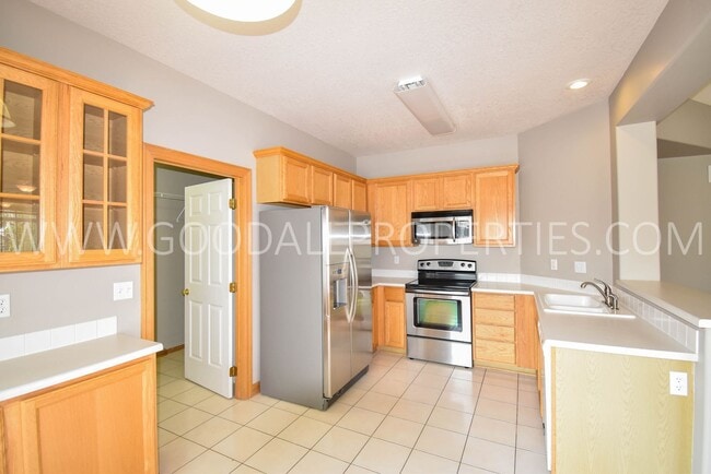 Building Photo - 2 Bedroom 2 bath Town Home in West Des Moines
