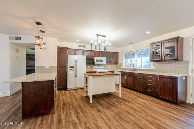 Foto del edificio - 3521 W Detroit St