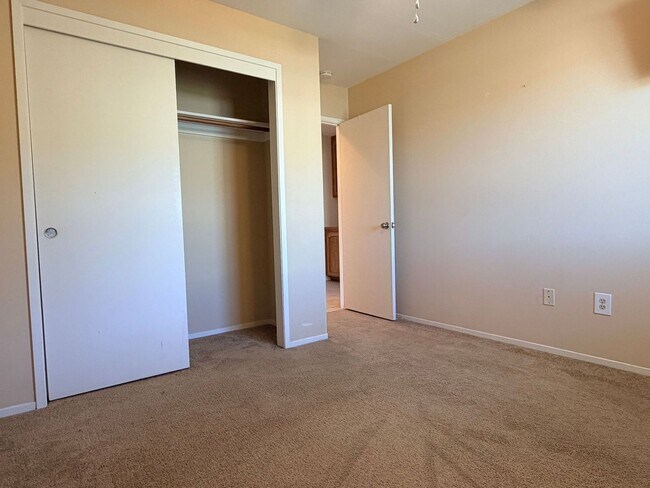 Foto del edificio - 3+2 w/garage and large fenced backyard