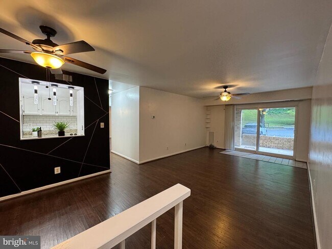 Foto del edificio - 5916 Cove Landing Rd