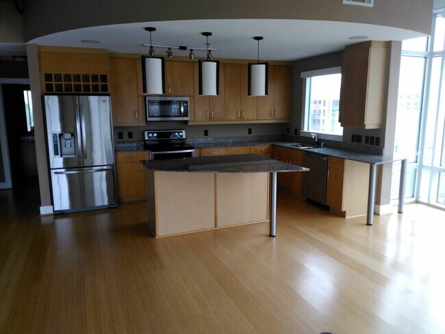 Building Photo - 505 E 6th Street, Unit 501