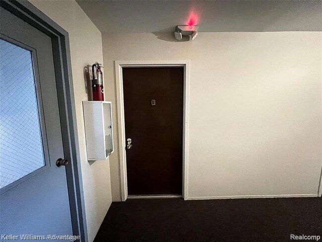 Foto del edificio - 30056 W 12 Mile Rd