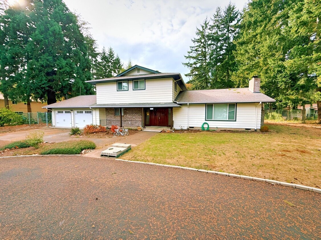 Foto principal - Gorgeous 5-Bed, 2-Bath Two Story Home in T...