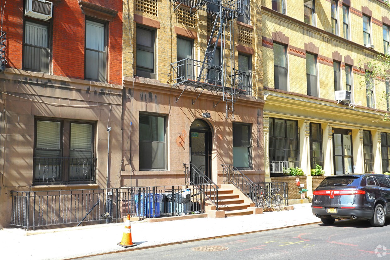 Building Photo - 212 W 17th St