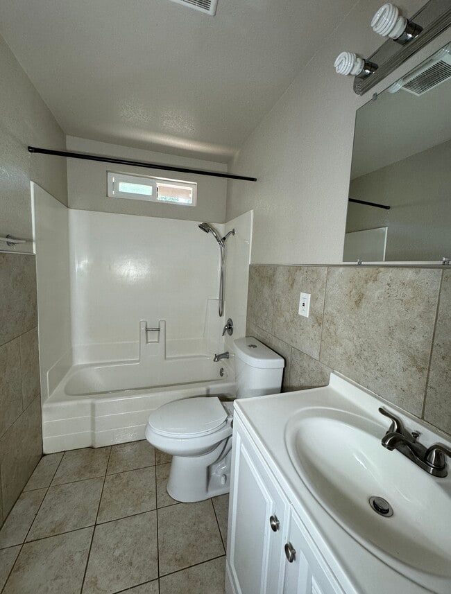 Building Photo - 582 Angelus St