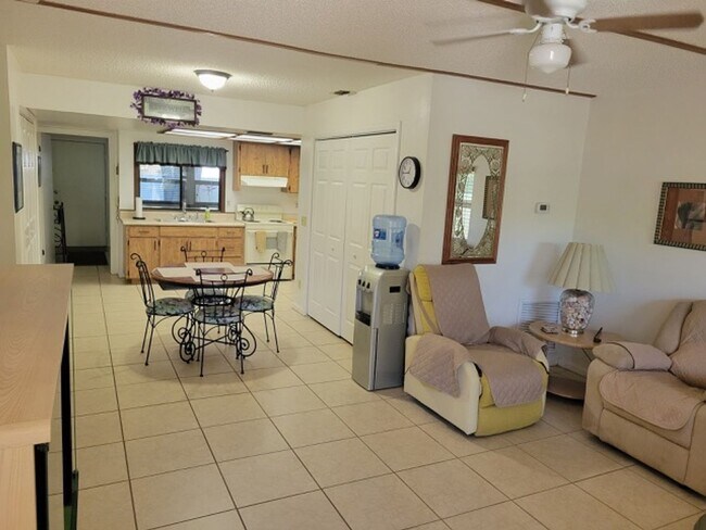 Foto del edificio - Quaint yet spacious 2/1 duplex avaliable f...