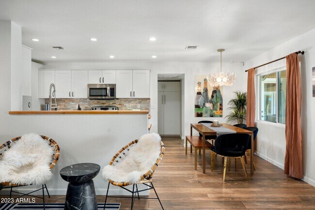 Foto del edificio - 5111 E Bloomfield Rd